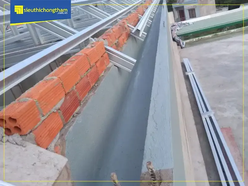 Máng nước bê tông đã được chống thấm hiệu quả, bề mặt sạch sẽ