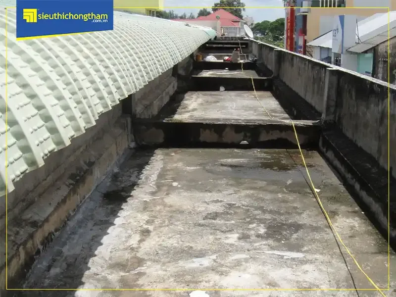 Máng nước bê tông trước khi được chống thấm