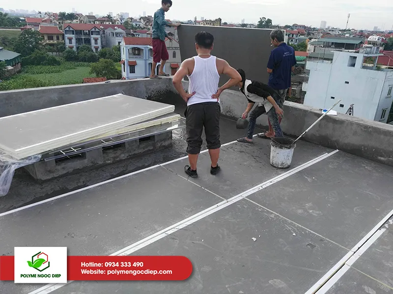 Mặt cắt tấm Takani cho thấy lớp xi măng polyme và lõi PIR cách nhiệt chống thấm