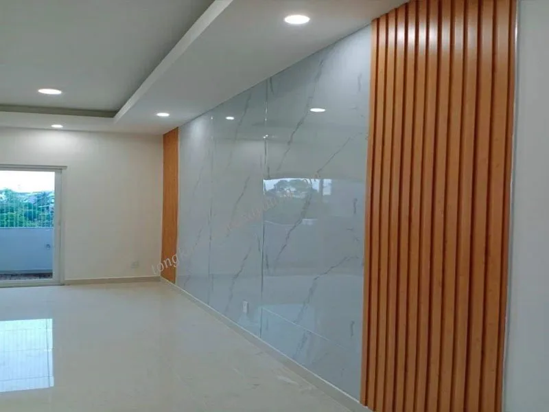 Mặt nhựa giả đá bền bỉ, chống ẩm hiệu quả, là giải pháp lý tưởng cho các khu vực ẩm ướt