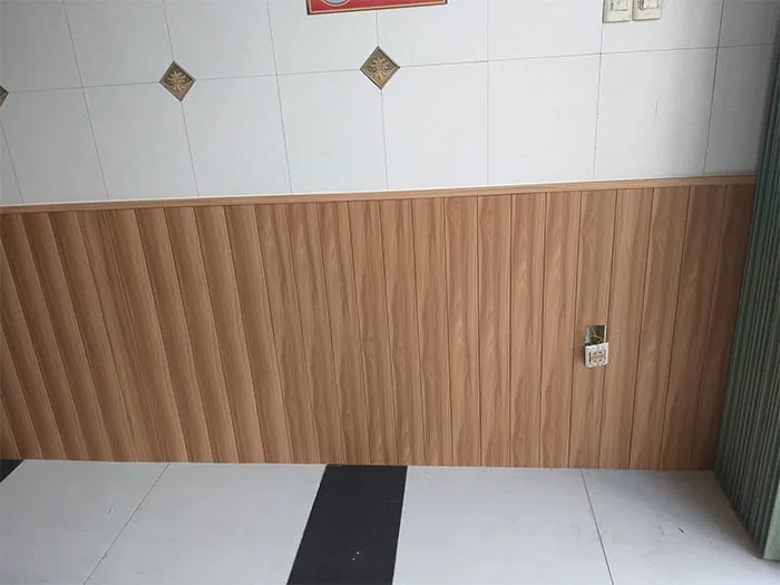 Mẫu ốp chân tường từ tấm nhựa kích thước 100x10cm với hèm khóa, dễ dàng lắp đặt.