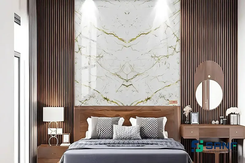 Mẫu ốp tường giả đá kết hợp với tấm nhựa giả gỗ tạo cảm giác ấm cúng cho không gian phòng ngủ
