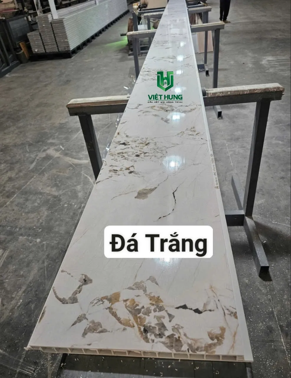 Mẫu tấm lót sàn PVC vân đá trắng tinh tế, mang lại vẻ đẹp sang trọng và sạch sẽ