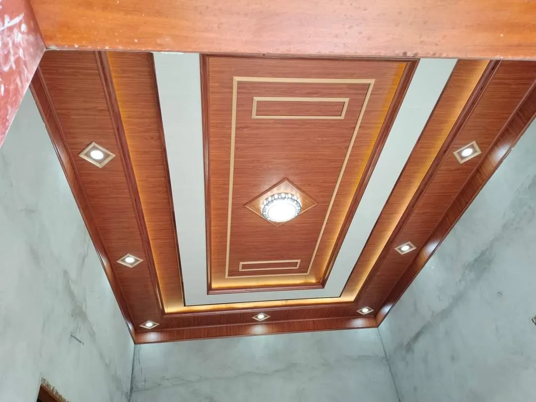 Mẫu thi công trần nhựa PVC giả gỗ tinh tế, làm nổi bật không gian sống