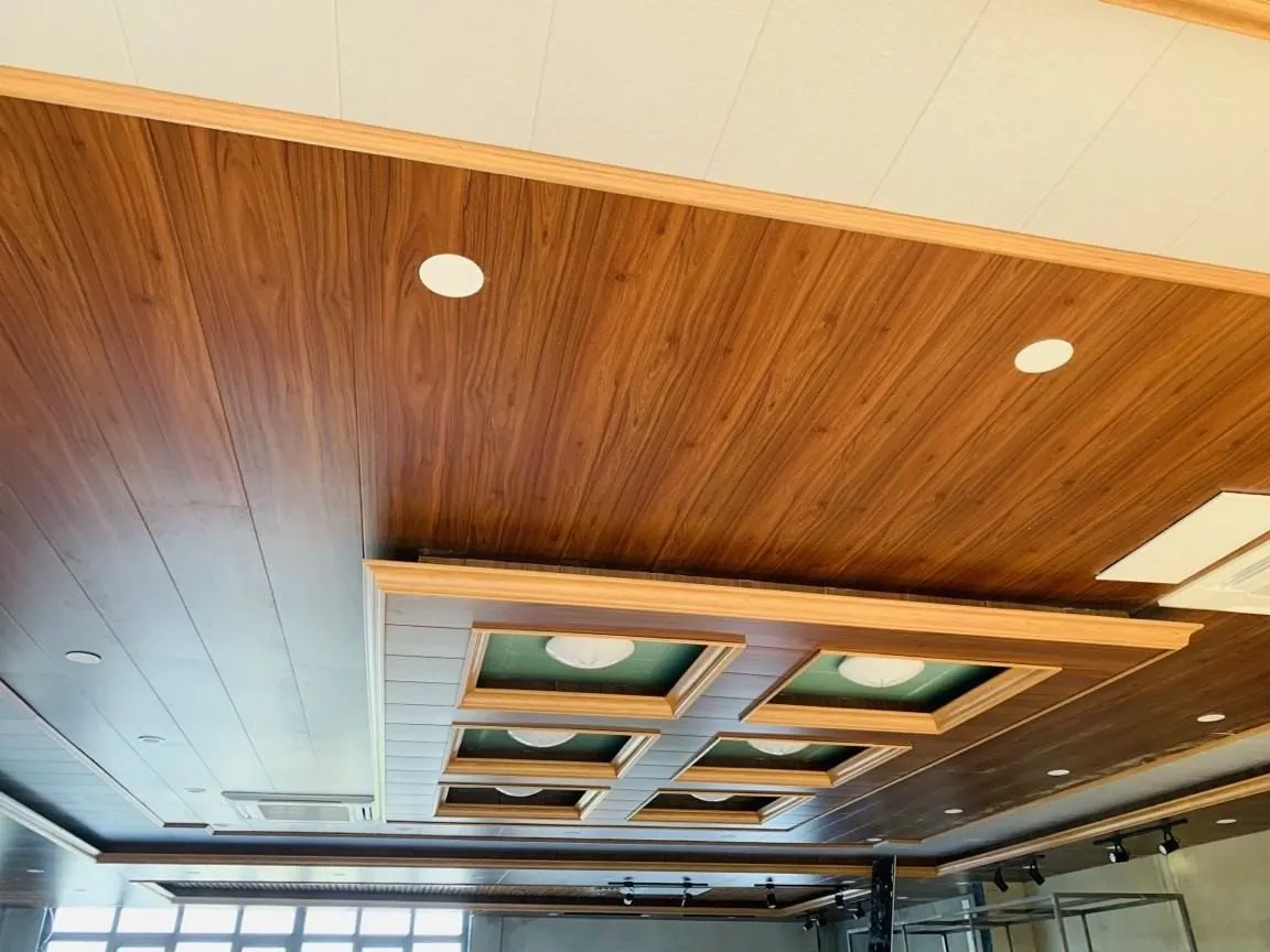 Mẫu thiết kế tường sử dụng tấm ốp nano đa dạng về màu sắc và hoa văn, tối ưu cho nhiều phong cách kiến trúc nội thất.