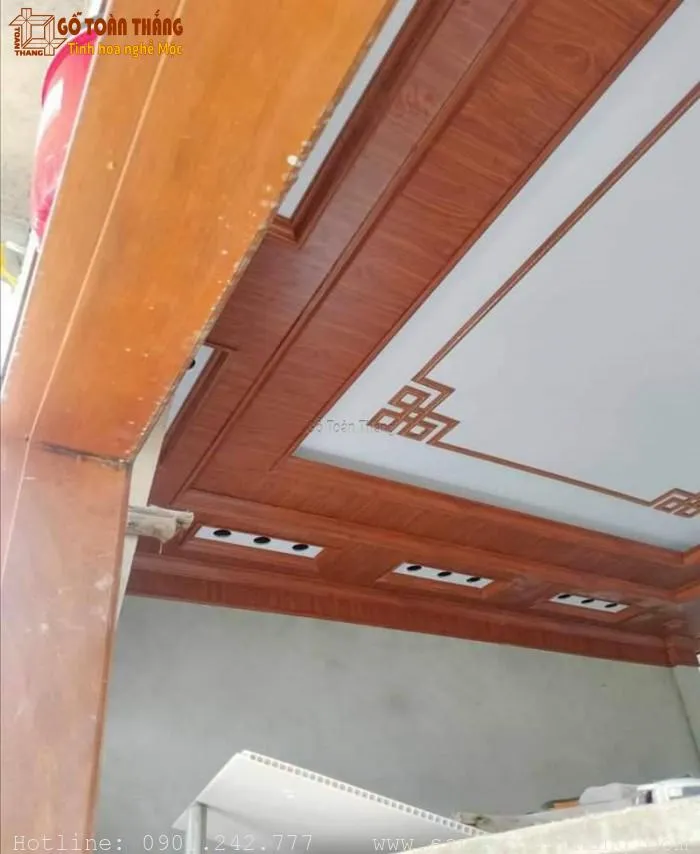 Mẫu trần nhựa Nano với đèn trang trí độc đáo
