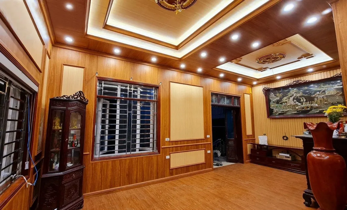 Mẫu trần phòng khách ốp nhựa giả gỗ