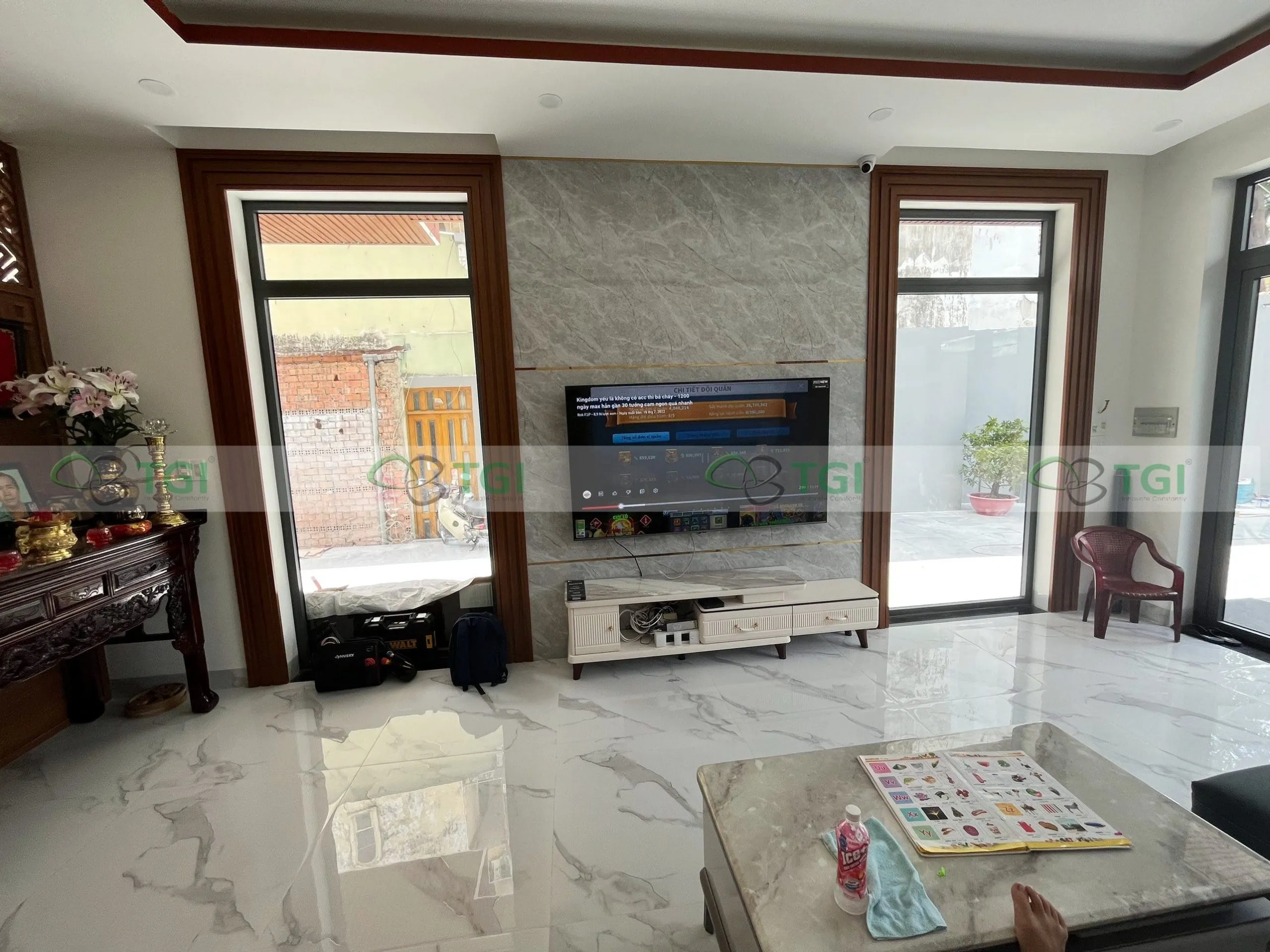 mẫu ứng dụng tấm pvc vân đá hành lang 08