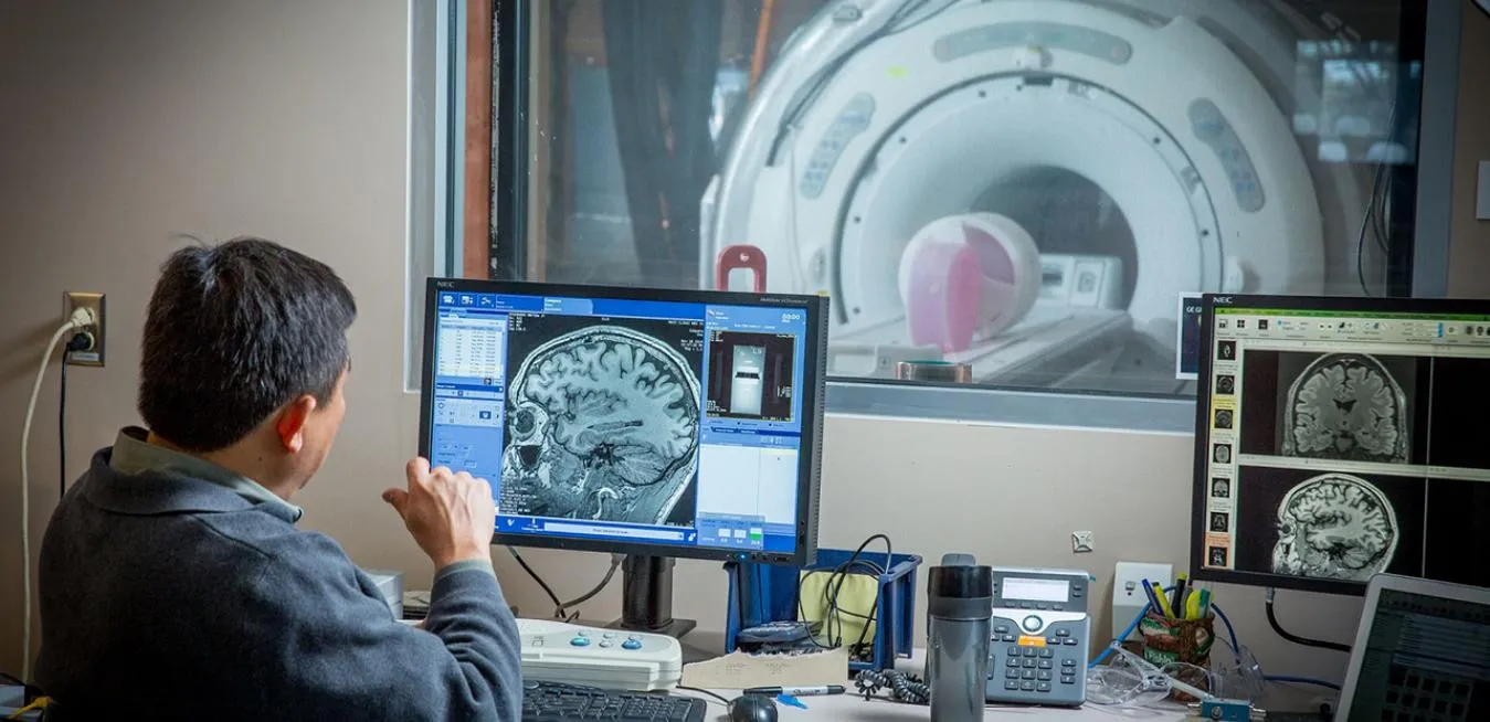 Máy chụp cộng hưởng từ (MRI) 3 Tesla được lắp đặt trong phòng thí nghiệm MRI chuyên dụng của GE Research tại khuân viên Niskayuna, New York. Nhóm nghiên cứu MRI và nam châm siêu dẫn hỗ trợ phát triển các hệ thống con và ứng dụng MRI tiên tiến, bao gồm các thiết kế nam châm siêu dẫn mới. Nhiều nhà khoa học nghiên cứu nam châm tiên tiến cho công nghệ máy quét chăm sóc sức khỏe này đồng thời tham gia dự án máy phát điện gió siêu dẫn.