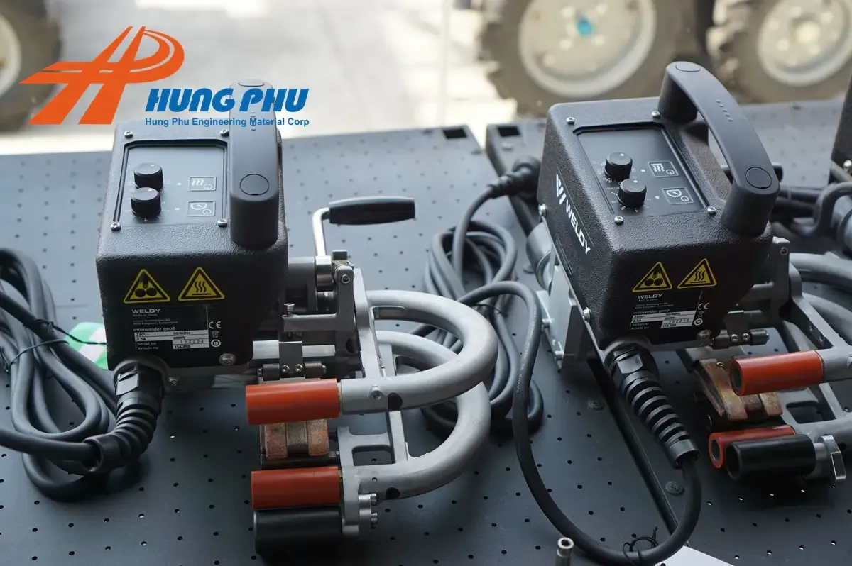 Máy hàn bạt HDPE tự động đang hoạt động trên màng chống thấm