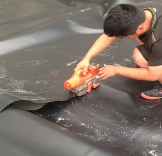 Máy hàn bạt HDPE tự động đang thực hiện mối hàn kép trên bạt lót ao hồ, đảm bảo chất lượng chống thấm cho công trình địa kỹ thuật môi trường.