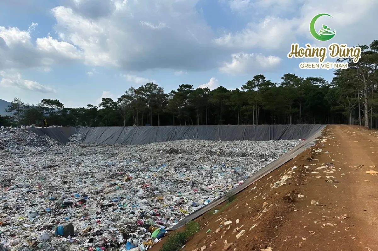 Máy hàn chuyên dụng đang thi công mối hàn màng chống thấm HDPE