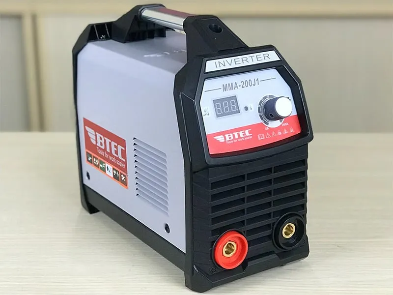 Máy hàn Inverter BTEC MMA-200J1 với thiết kế nhỏ gọn, dễ di chuyển