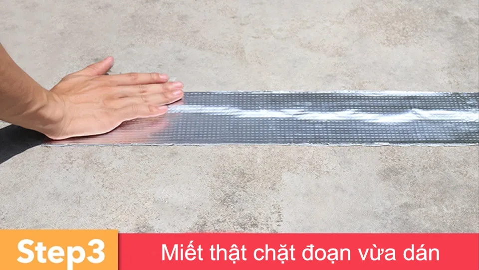 Miết chặt băng keo để đảm bảo hiệu quả chống thấm tối ưu