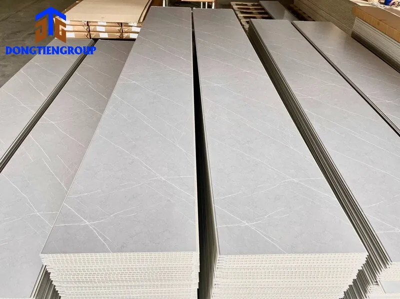 Minh họa các loại tấm nhựa PVC vách ngăn được phân loại theo chất liệu cứng và mềm, thể hiện sự linh hoạt trong ứng dụng.