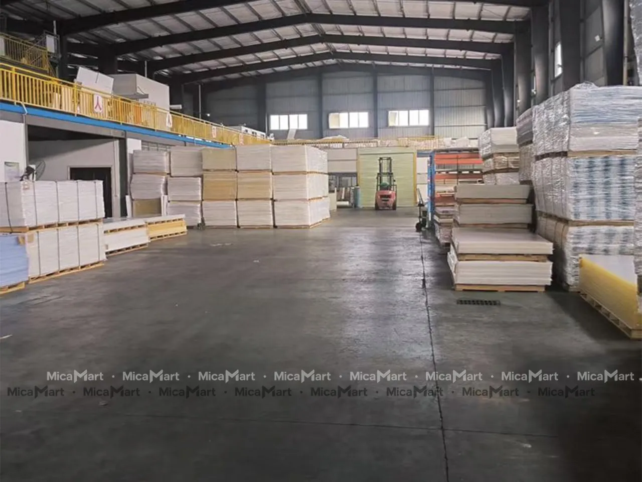 Minh họa độ bền và khả năng chịu lực của tấm nhựa acrylic trong ứng dụng thực tế