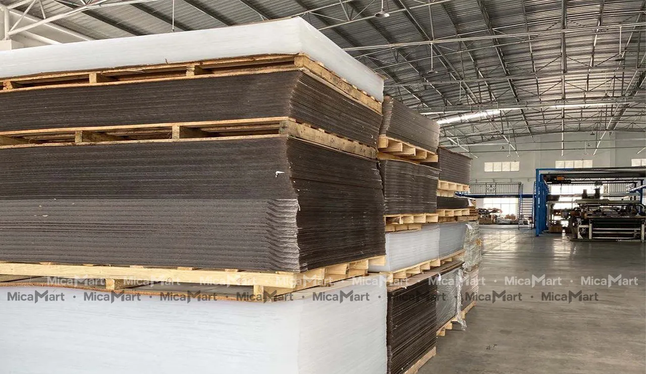 Minh họa sự khác biệt giữa tấm nhựa acrylic trong suốt chất lượng cao và phổ thông