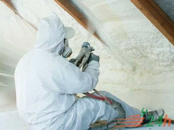 Minh họa tác hại của việc không làm chống thấm trần nhà, gây ẩm mốc và hư hại