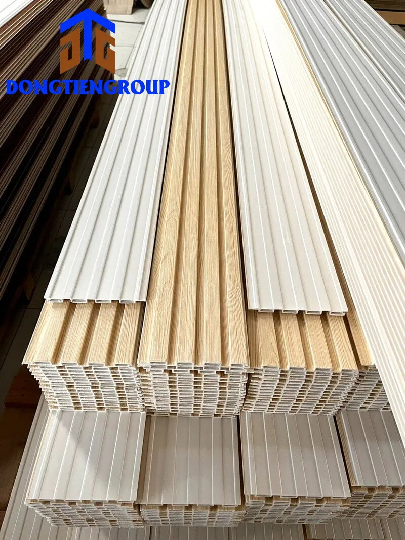 Minh họa tấm nhựa PVC vách ngăn có thể bám bẩn trong môi trường ẩm, cần vệ sinh thường xuyên để duy trì thẩm mỹ.