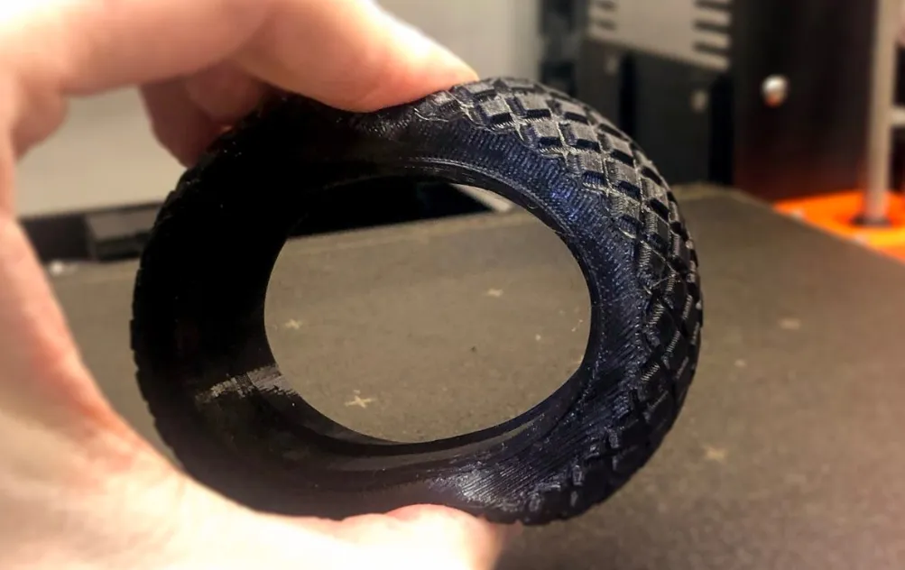 Mô hình lốp xe được in 3D từ nhựa dẻo TPU, thể hiện khả năng đàn hồi và chịu biến dạng.