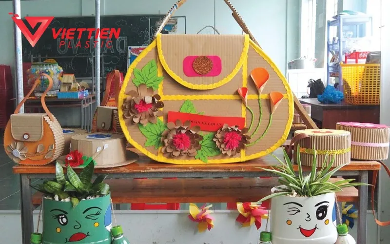 Mô hình tái chế rác thải với các biểu tượng tiết kiệm năng lượng và tài nguyên thiên nhiên