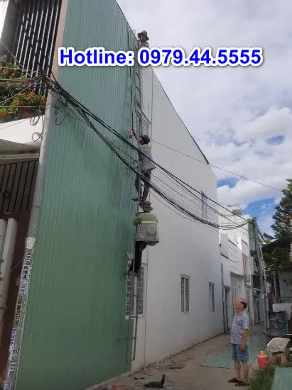 Mô tả ảnh: Bề mặt tường nhà bị bong tróc, ẩm mốc nặng nề do thấm dột kéo dài, cần dịch vụ chống thấm tường nhà chuyên nghiệp