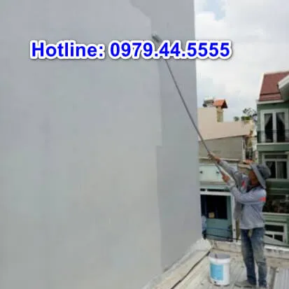 Mô tả ảnh: Thợ đang thi công chống thấm tường nhà, cạo sạch lớp vữa cũ bị bong tróc, chuẩn bị bề mặt trước khi áp dụng vật liệu chống thấm chuyên dụng