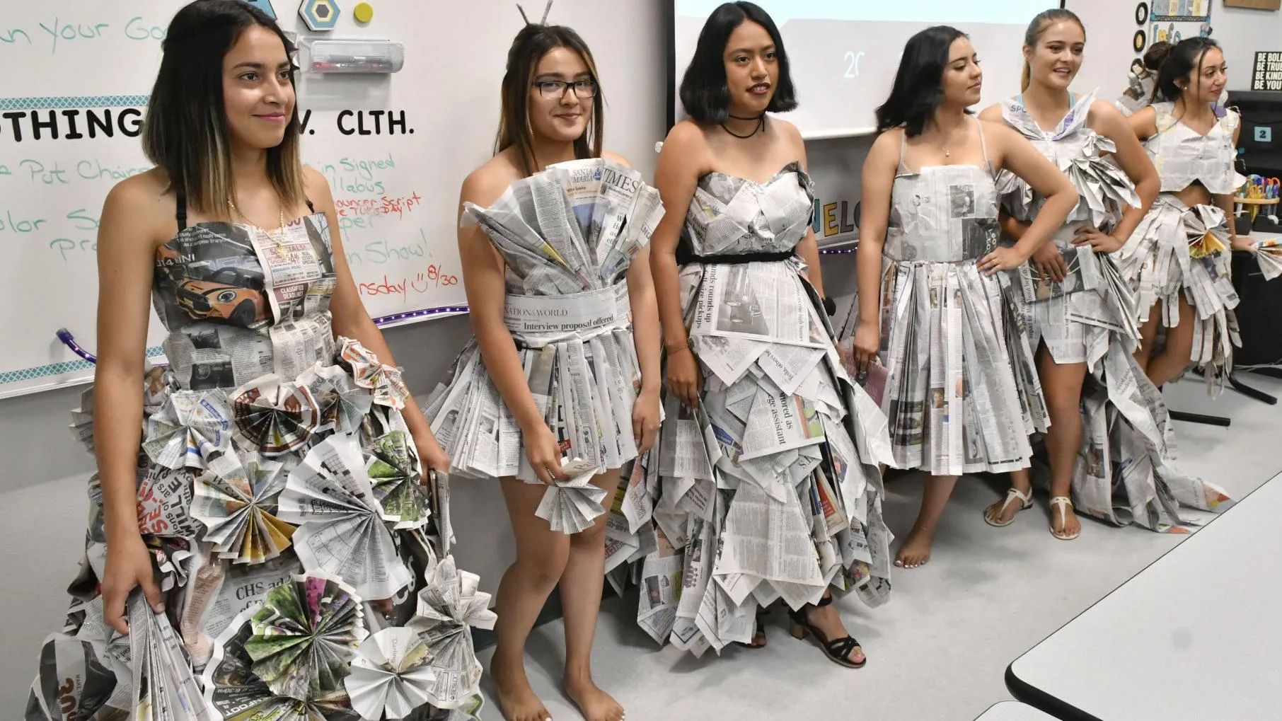 Một bộ trang phục dạ hội lộng lẫy được thiết kế hoàn toàn từ giấy, thể hiện sự sáng tạo không giới hạn và tiềm năng của vật liệu tái chế.