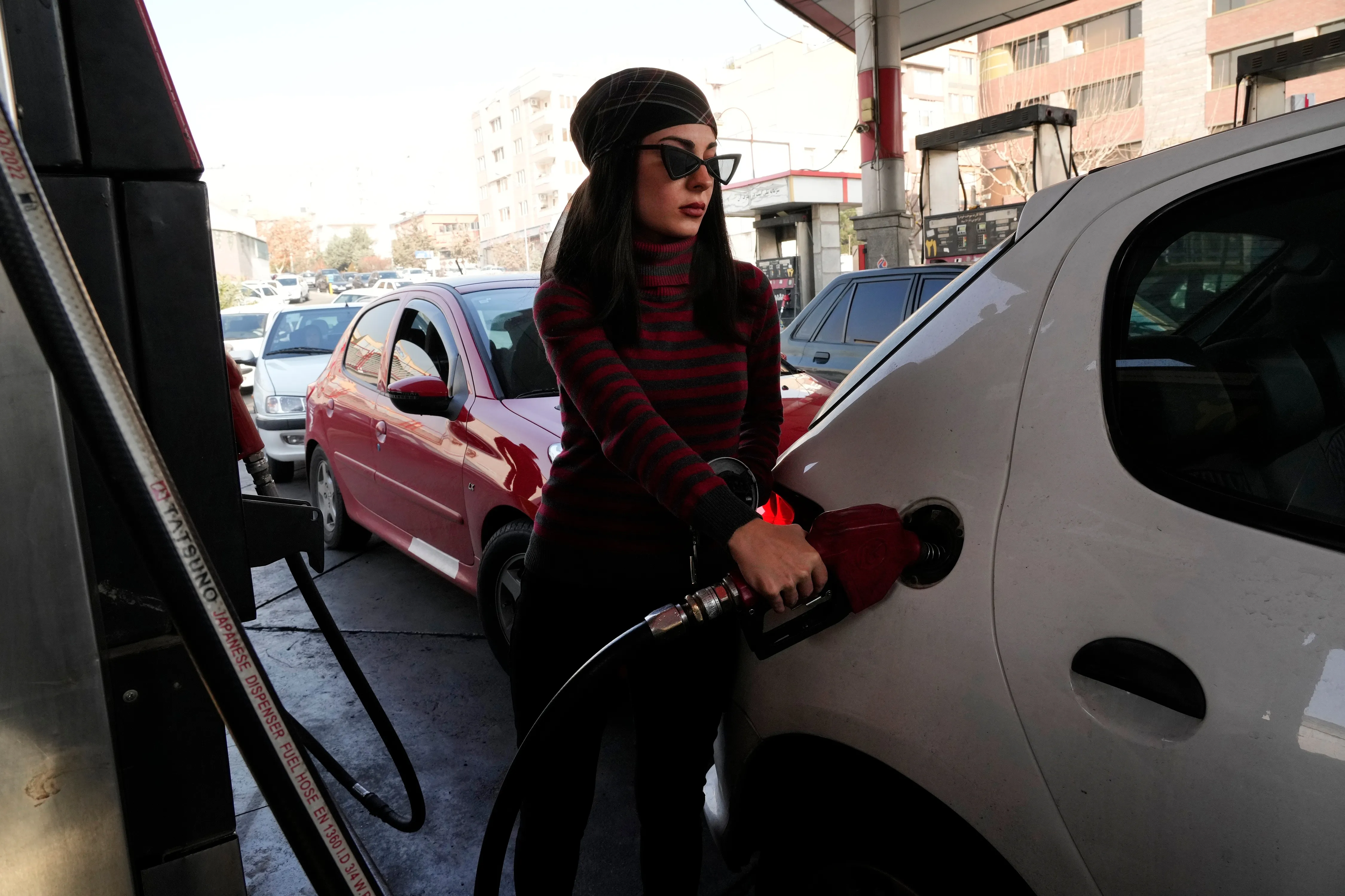 Một chiếc xe thể thao đang đổ xăng, minh họa cho việc sử dụng nhiên liệu ethanol trong động cơ.