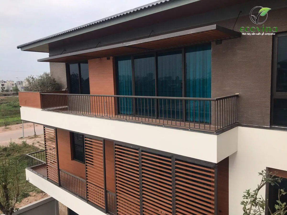 Một công trình kiến trúc hiện đại sử dụng tấm ốp gỗ nhựa composite Ecovina cho mặt tiền, nổi bật vẻ đẹp tự nhiên.