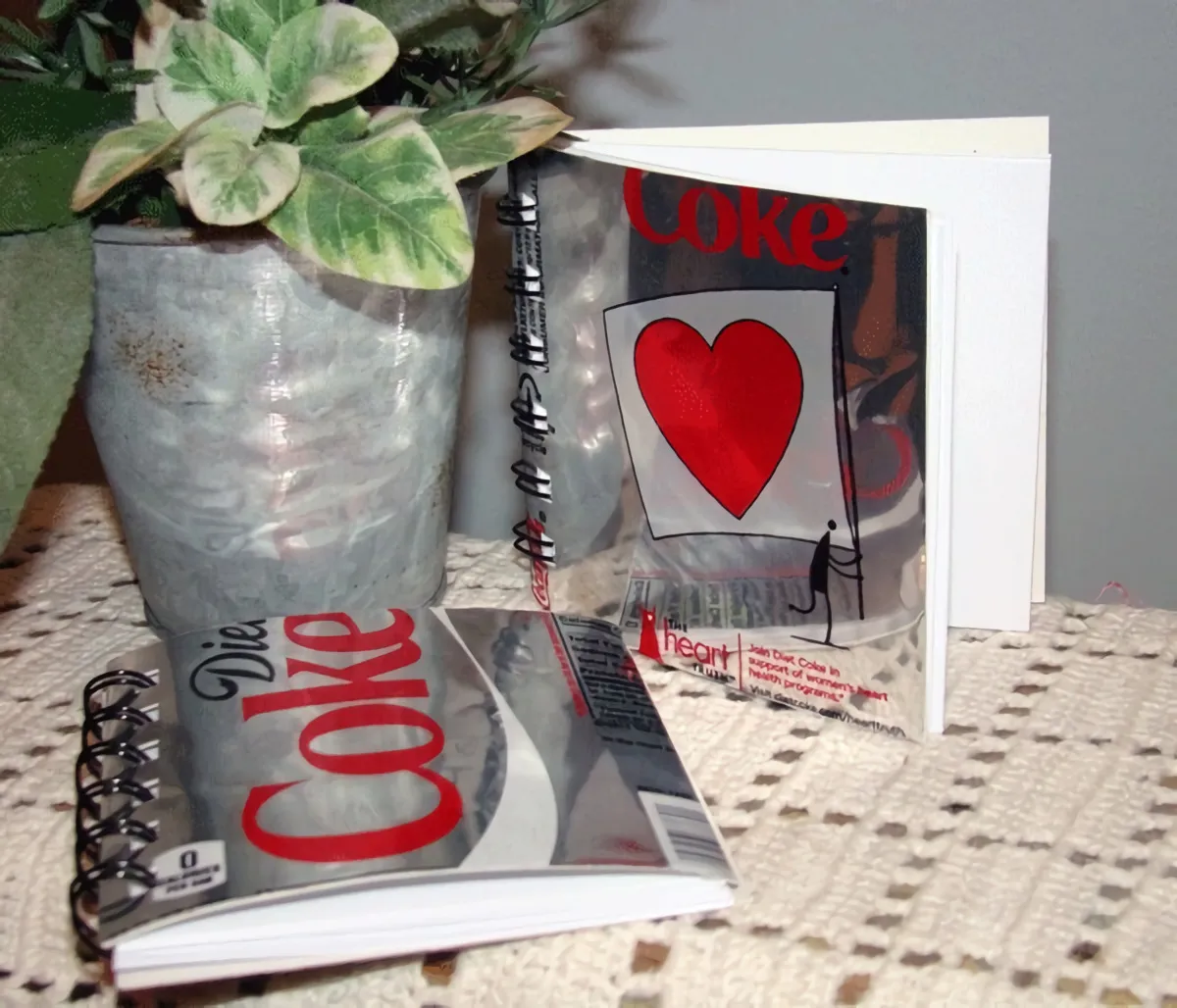 Một cuốn sổ ghi chép hàng ngày độc đáo được làm từ vỏ lon Coca-Cola, thể hiện sự tinh tế và ý thức tái chế.