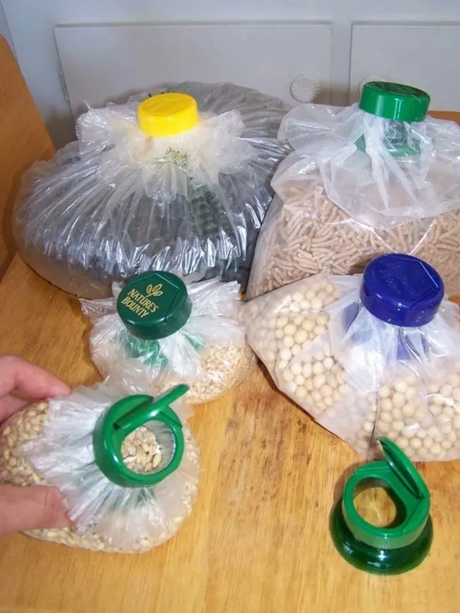 Nắp túi ni lông làm từ cổ chai nhựa, giải pháp tiện lợi trong bếp