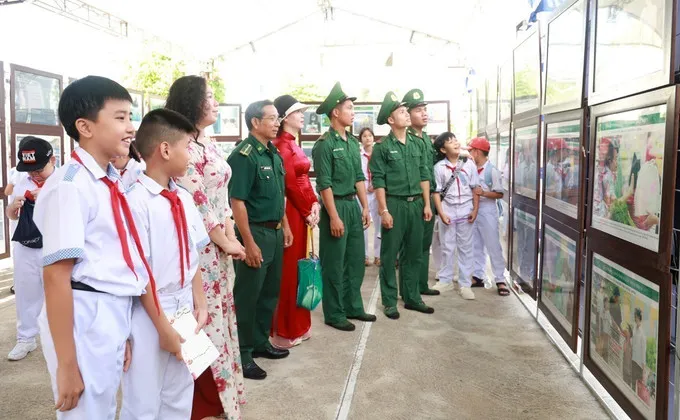Người dân Đắk Lắk tham quan triển lãm hình ảnh tư liệu chống rác thải nhựa