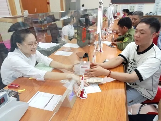 Người dân nhận tiền chi trả dịch vụ môi trường rừng, góp phần bảo vệ rừng