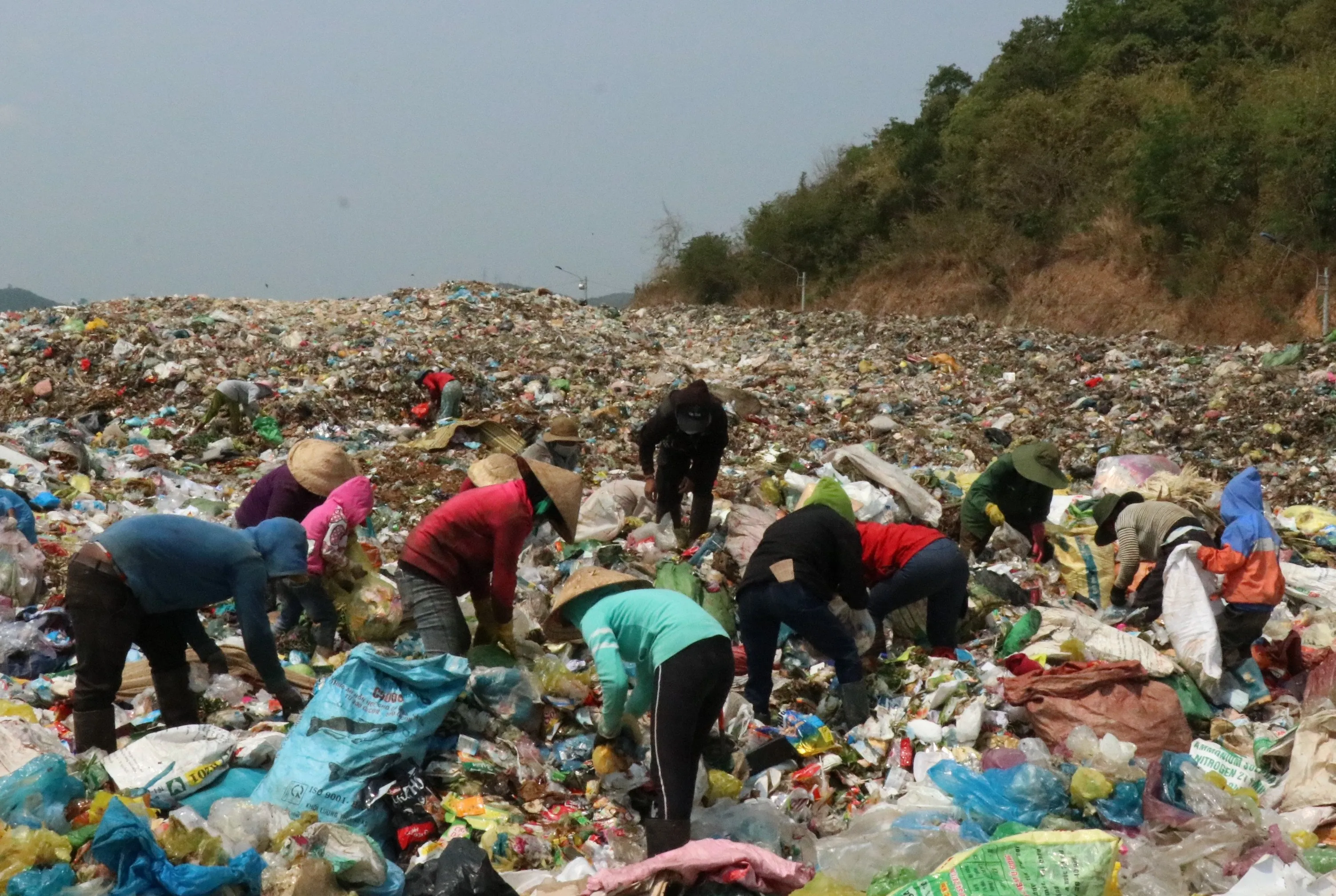 Người dân nhặt phế liệu tại bãi rác, nơi có thể chứa chất thải lây nhiễm từ F0