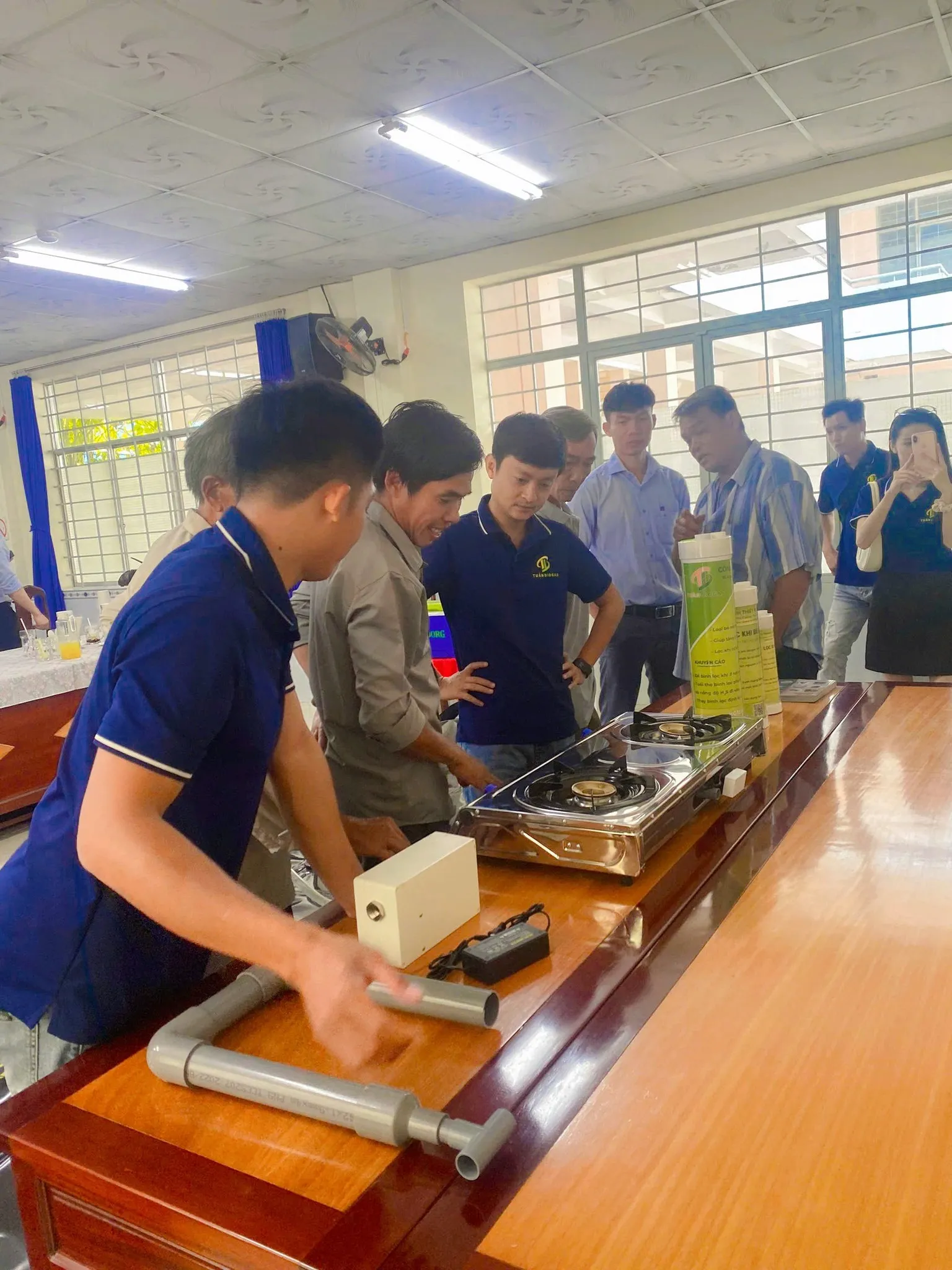 Người dân tìm hiểu về công nghệ biogas trong chăn nuôi