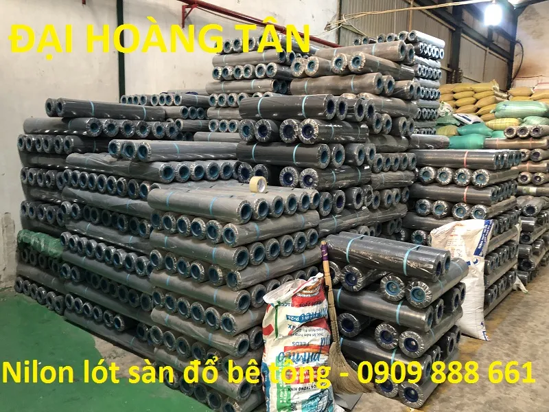 Người thợ đang trải bạt lót sàn bê tông