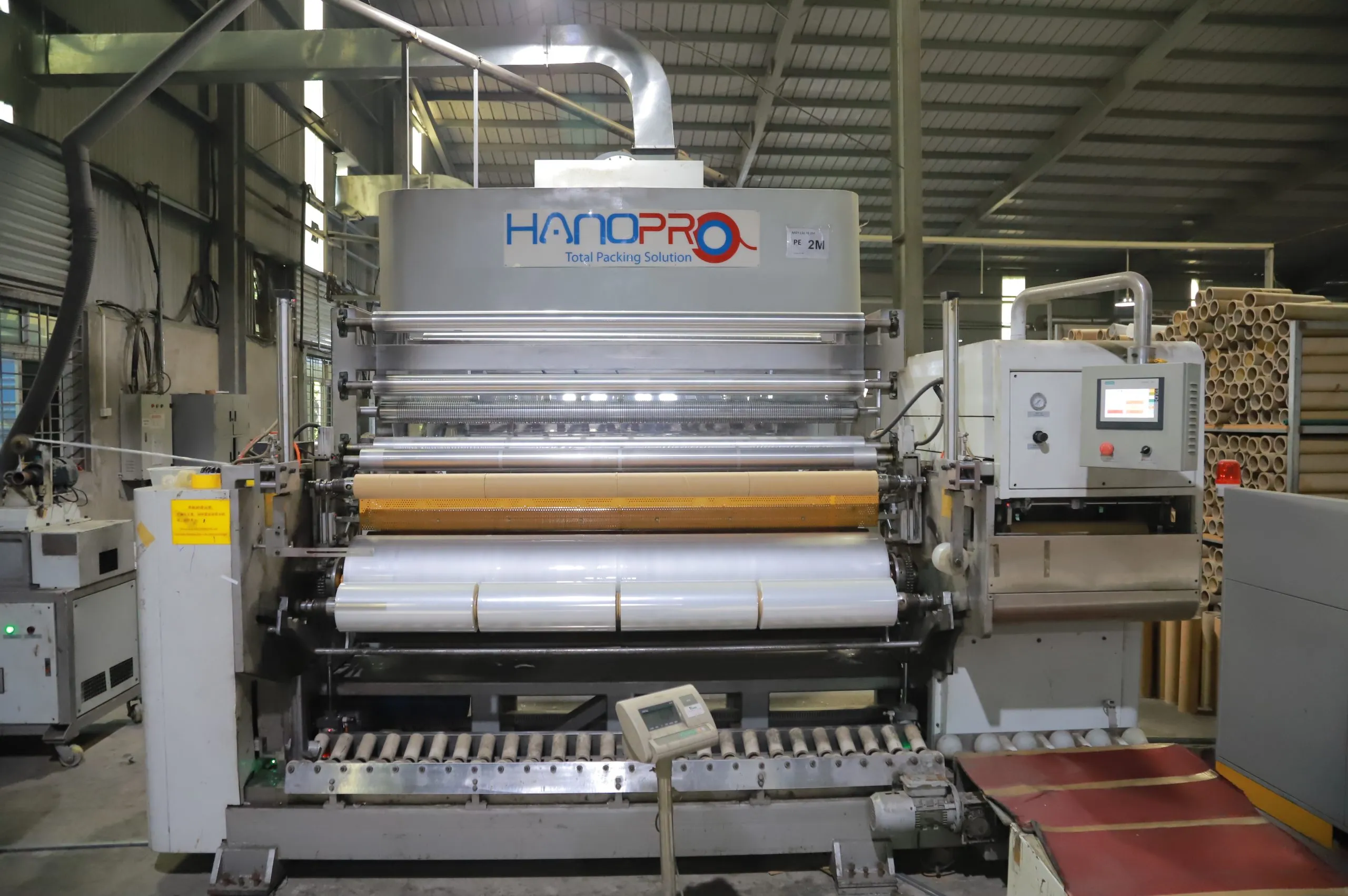 Người tiêu dùng cân nhắc lựa chọn màng bọc PE hay PVC phù hợp