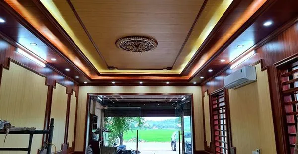 Nhà phố ốp tấm nhựa PVC đẹp, giải pháp thay thế đá tự nhiên