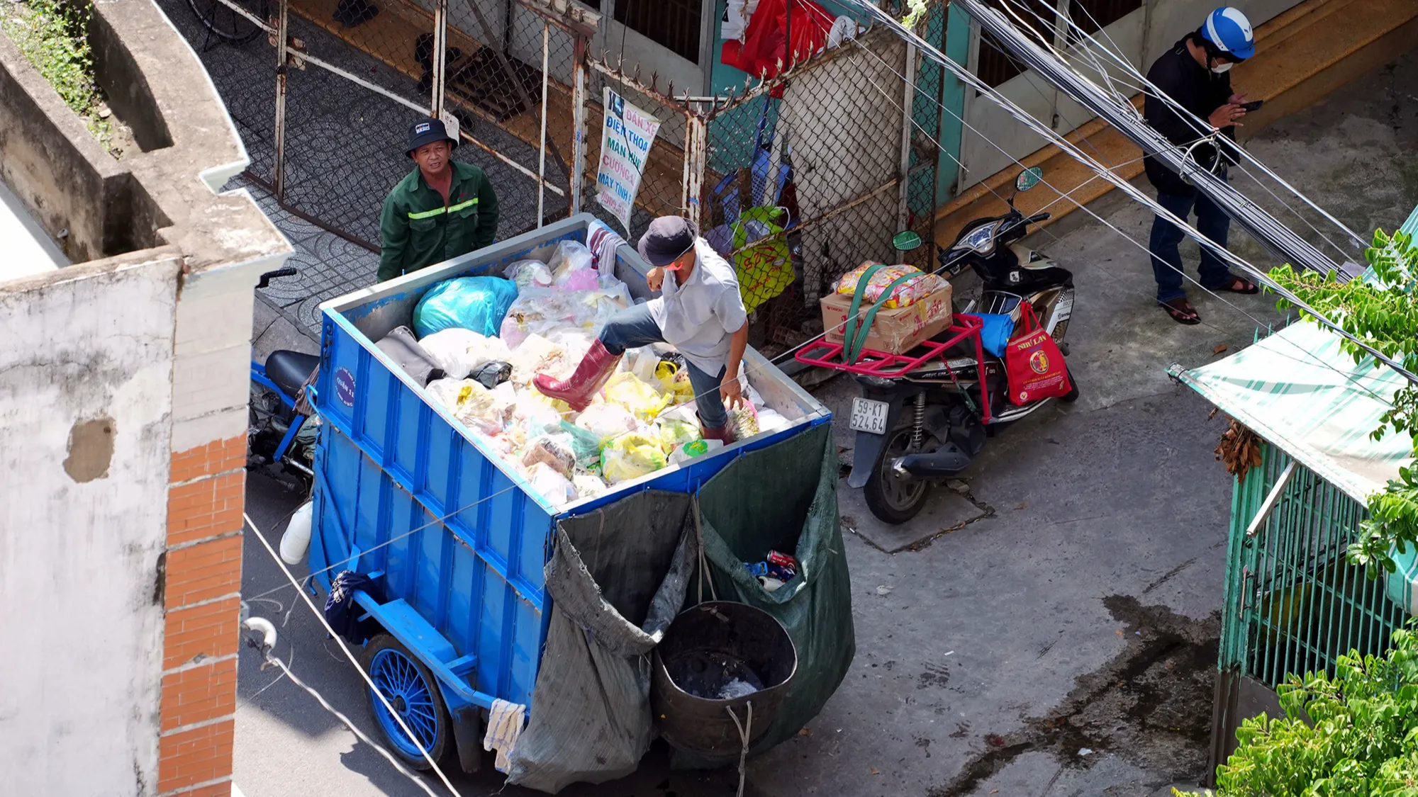 Nhân viên thu gom rác tại TP.HCM