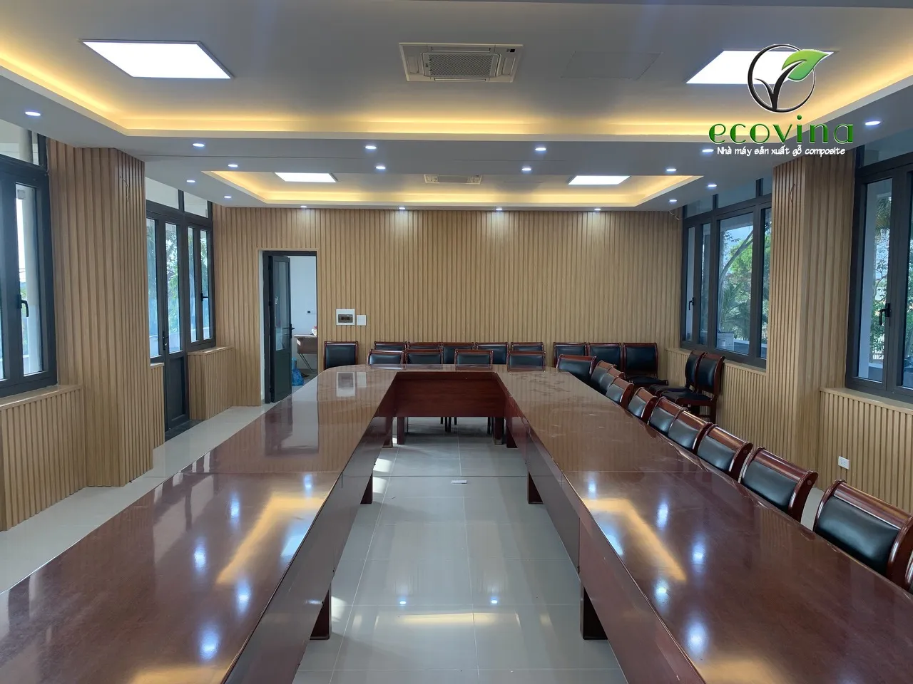 Nội thất phòng khách với tấm composite ốp tường vân gỗ sáng, tạo cảm giác thanh lịch và ấm cúng.