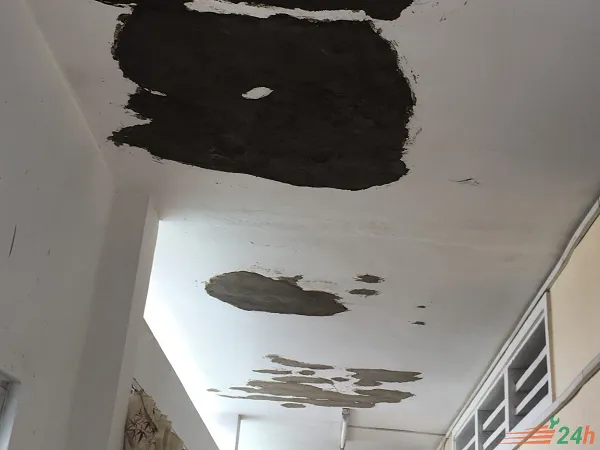 Nước thấm từ sân thượng xuống trần nhà gây hư hại nghiêm trọng