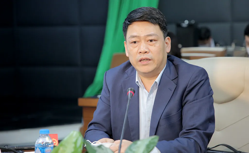 Ông Nguyễn Thượng Hiền trình bày về chính sách và tiêu chuẩn xử lý rác thải