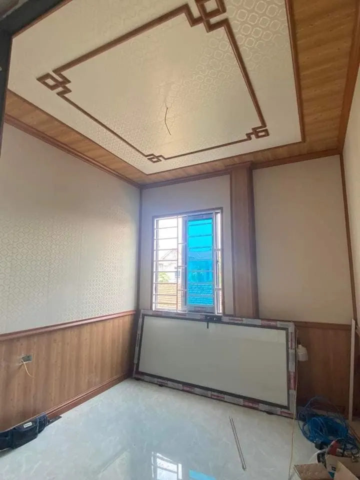 Ốp trần ốp tường nhựa nano đẹp với thiết kế hiện đại, tăng tính thẩm mỹ cho căn phòng.