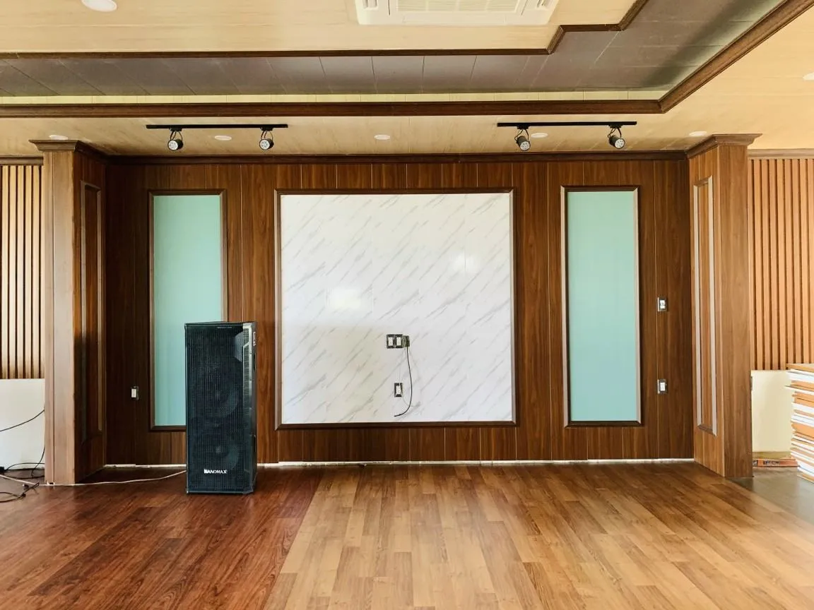 Ốp tường giả gỗ phòng ngủ sang trọng