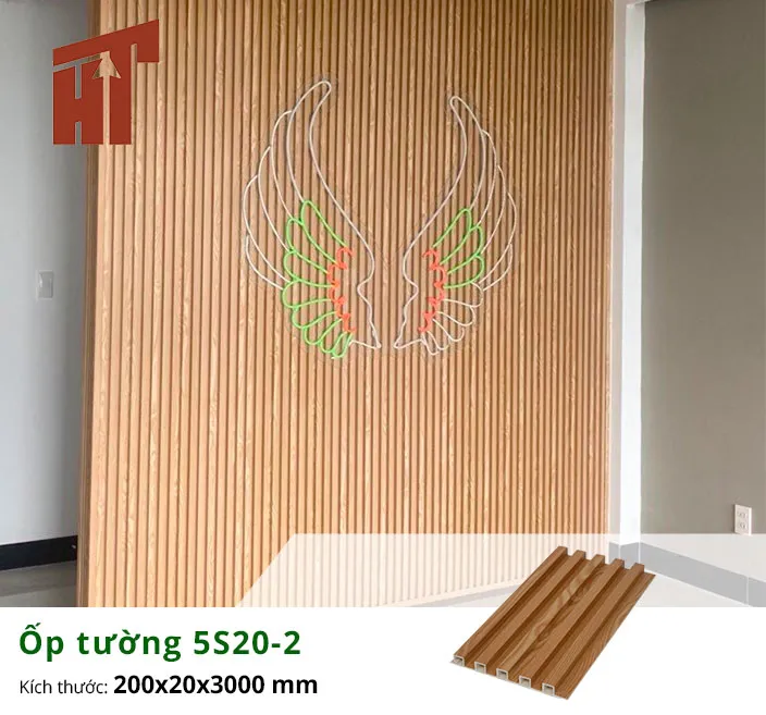 Ốp tường nhựa giả gỗ cho phòng khách với vách tivi tạo điểm nhấn