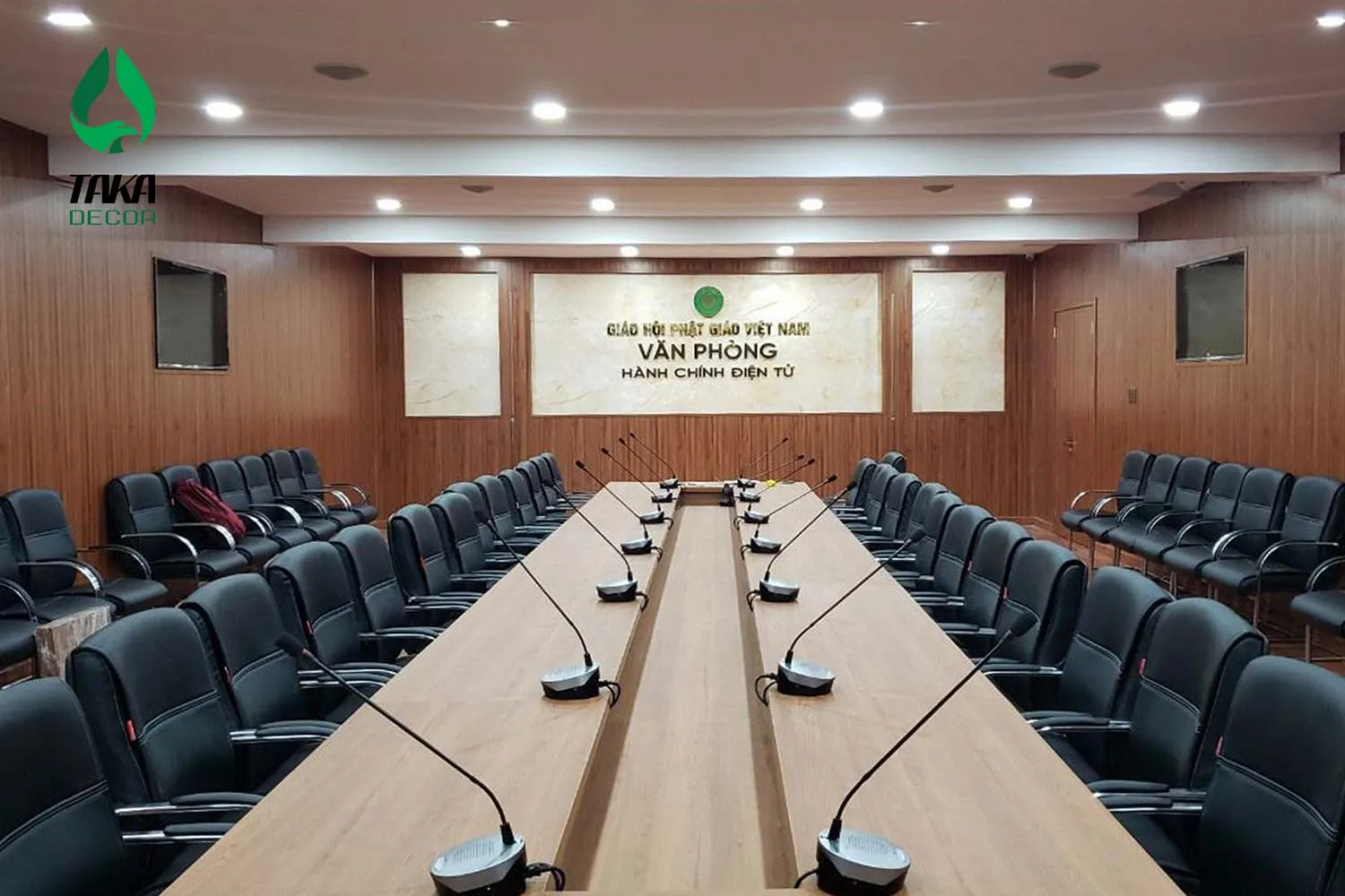 Ốp tường nhựa TAKADECOR cho phòng họp sang trọng