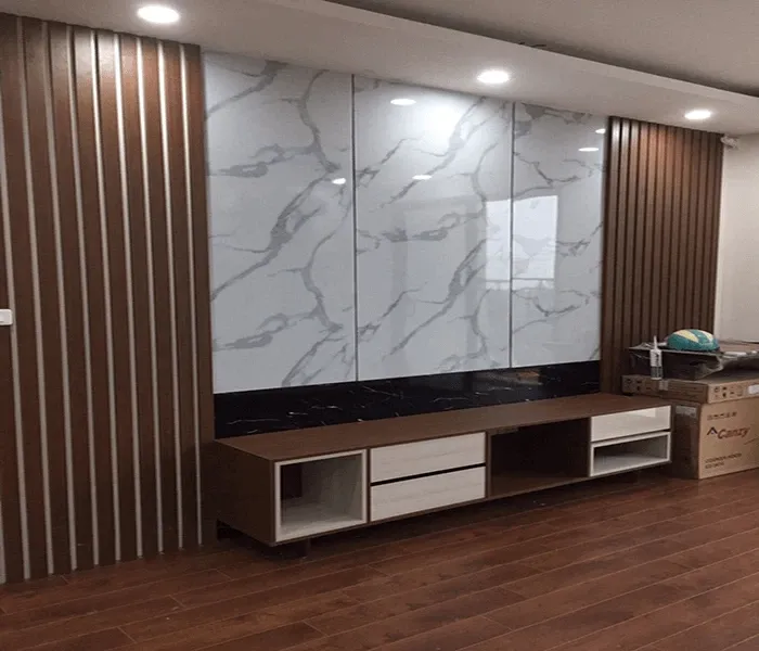 Ốp tường phía sau kệ tivi bằng tấm nhựa PVC giả đá, tạo vẻ đẹp hiện đại và sang trọng