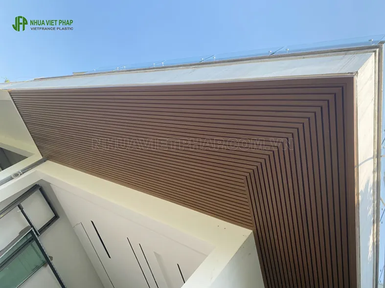 Ốp tường PVC giả gỗ cho ngoại thất công trình hiện đại
