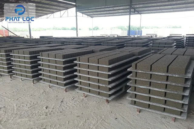 Pallet được làm từ tấm nhựa PVC trắng cho sản xuất gạch không nung, thể hiện độ bền và khả năng chịu tải của vật liệu